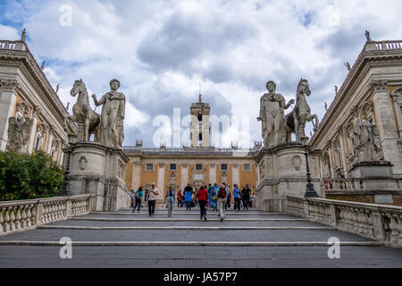 Treppe, Piazza del Campidoglio auf der Oberseite Kapitol und Palazzo Senatorio (Senatorial Palast) - Rom, Italien Stockfoto