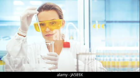 Frau im Labor, Forscher, Arzt Stockfoto