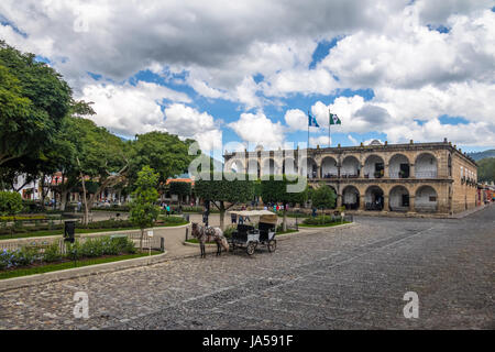 Parque Central (Plaza Mayor) und Palast Ayuntamiento (Rathaus) - Antigua, Guatemala Stockfoto