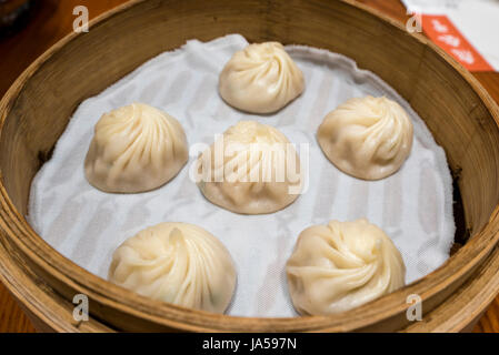 Horizontale Nahaufnahme von Xiao Long Bao in einem Bambus-Dampfer. Stockfoto