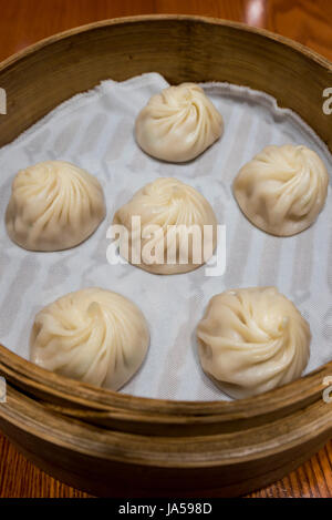 Vertikale Nahaufnahme von Xiao Long Bao in einem Bambus-Dampfer. Stockfoto