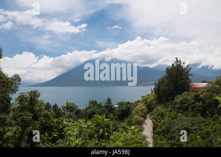 Hohen Blick auf Lake Atitlan und San Pedro Volcano - San Marcos La Laguna Lake Atitlan, Guatemala Stockfoto