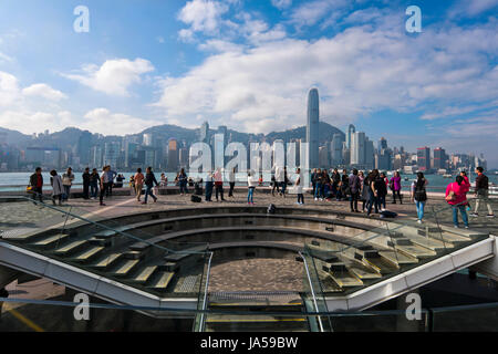 Horizontale Ansicht von Touristen fotografieren auf die dramatische Skyline von Hong Kong Island, China. Stockfoto