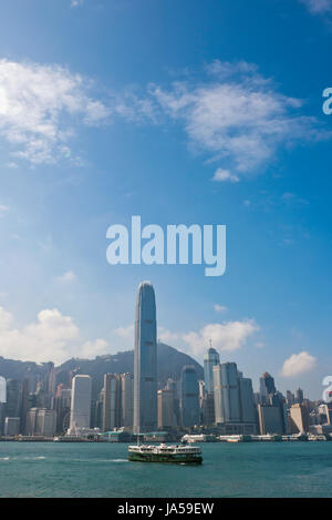 Vertikale Ansicht der berüchtigten Wolkenkratzer, aus denen die Skyline von Hong Kong an einem sonnigen Tag. Stockfoto