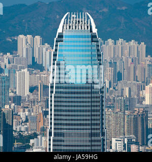 Platz in der Nähe bis Blick auf die Spitze des International Finance Centre 2 in Hong Kong, China. Stockfoto