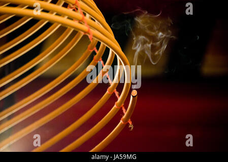 Horizontale Nahaufnahme von Weihrauch Spulen Schwelbrand in den Man Mo Tempel in Hong Kong, China. Stockfoto