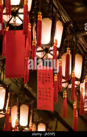 Vertikale Ansicht Gebete gebunden, dekorative Laternen in den Man Mo Tempel in Hong Kong, China. Stockfoto