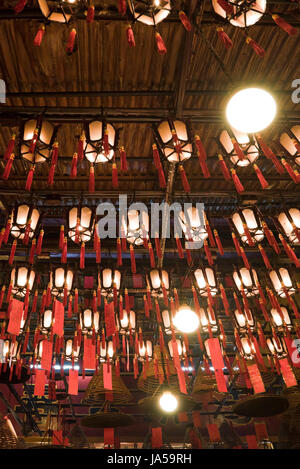 Vertikale Ansicht Gebete gebunden, dekorative Laternen in den Man Mo Tempel in Hong Kong, China. Stockfoto