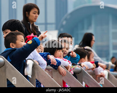 Horizontale Ansicht von einer Gruppe von Kindern, die in der Ansicht in Hong Kong, China. Stockfoto