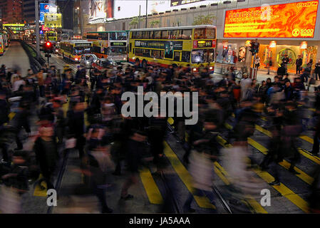 Horizontale Ansicht des Menschen beim Überqueren der Straße in Hongkong, China. Stockfoto