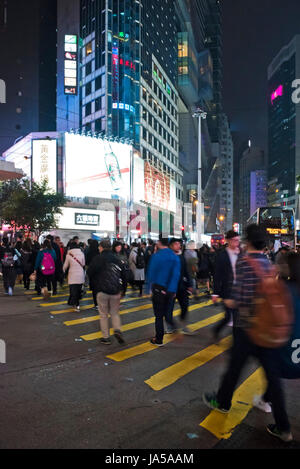 Vertikale Ansicht von Menschen beim Überqueren der Straße in Hongkong, China. Stockfoto