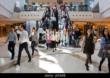Horizontale Ansicht von Menschen auf der Rolltreppe in die Elemente Einkaufszentrum in Hong Kong, China. Stockfoto