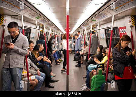 Horizontale Ansicht von Insassen der MTR, mass Transit Railway, in Hong Kong, China. Stockfoto