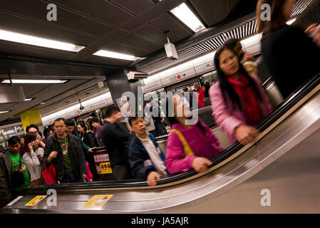 Horizontale Ansicht von Menschen auf der Rolltreppe an der MTR, mass Transit Railway, in Hong Kong, China. Stockfoto