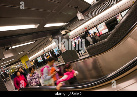 Horizontale Ansicht von Menschen auf der Rolltreppe an der MTR, mass Transit Railway, in Hong Kong, China. Stockfoto