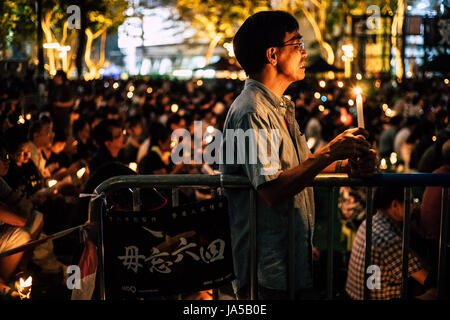 Hong Kong, China. 4. Juni 2017. Für das 28. Jahr in Folge, Zehntausende Menschen hatten sich versammelt, Hong Kongs Victoria Park am Abend des 4. Juni zum Gedenken an den Jahrestag des Tiananmen-Massaker 1989 in Peking. Bildnachweis: Yeung Kwan/Pacific Press/Alamy Live-Nachrichten Stockfoto
