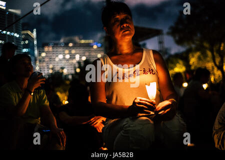 Hong Kong, China. 4. Juni 2017. Für das 28. Jahr in Folge, Zehntausende Menschen hatten sich versammelt, Hong Kongs Victoria Park am Abend des 4. Juni zum Gedenken an den Jahrestag des Tiananmen-Massaker 1989 in Peking. Bildnachweis: Yeung Kwan/Pacific Press/Alamy Live-Nachrichten Stockfoto