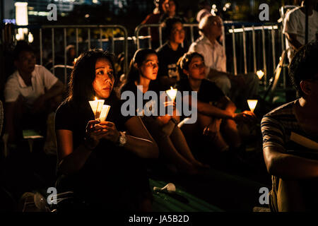 Hong Kong, China. 4. Juni 2017. Für das 28. Jahr in Folge, Zehntausende Menschen hatten sich versammelt, Hong Kongs Victoria Park am Abend des 4. Juni zum Gedenken an den Jahrestag des Tiananmen-Massaker 1989 in Peking. Bildnachweis: Yeung Kwan/Pacific Press/Alamy Live-Nachrichten Stockfoto