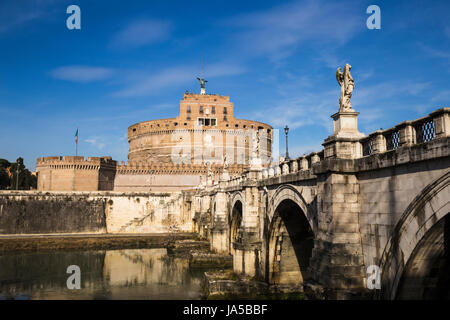 Kulisse der Festung Castel Sant'Angelo und die Brücke über den Fluss Tiber. Stockfoto