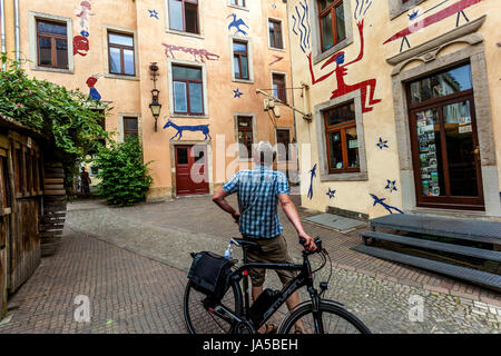 Dresden Kunsthofpassage Höfe in Dresden Neustadt, Deutschland Dresden Häuser man Blick auf Kunstmauer, Fahrrad Stockfoto