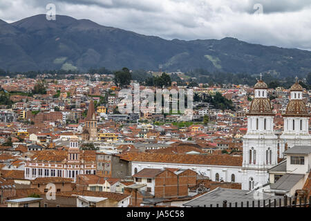 Luftaufnahme der Stadt Cuenca mit Kirche Santo Domingo - Cuenca, Ecuador Stockfoto