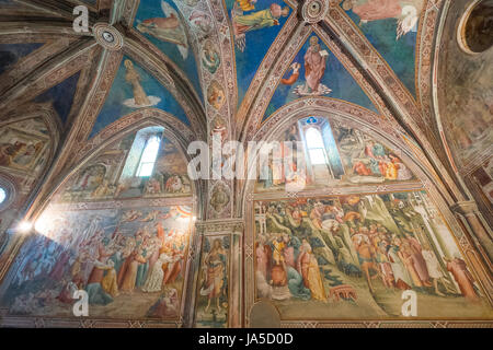 VOLTERRA, Toskana - 21. Mai 2017 - Kirche des Heiligen Franziskus, Kapelle des Kreuzes im 1410 von Cenni Ser Cenni von Florenz mit dem Zyklus o eingerichtet Stockfoto