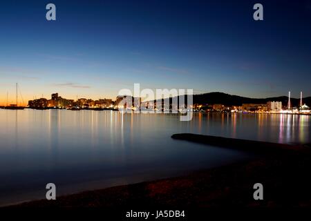 Bucht von San Antonio auch bekannt als Sant Antoni de Portmany in Ibiza, Spanien von Twilight Stockfoto