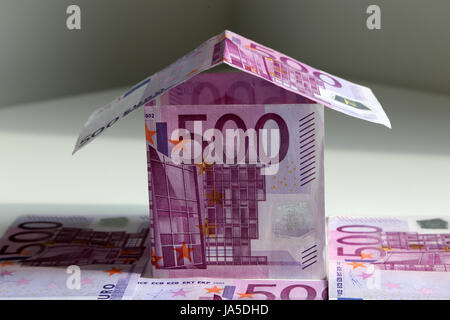 Ein Haus Bulit von 500 Euro-Scheine, Symbol für ein Haus zu bauen und die Zahlung Hypothek Stockfoto