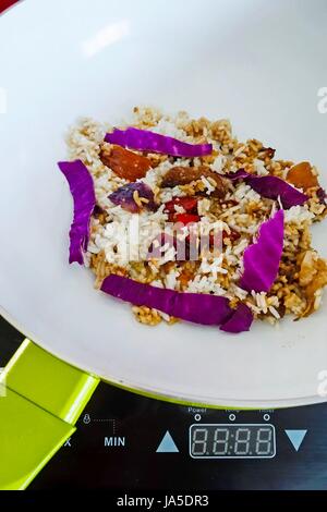 Stir Fry Rotkohl, Cougettes, Karotten und Pilze mit Soja-Sauce und Sonnenblumen-Öl in einem Wok Stockfoto