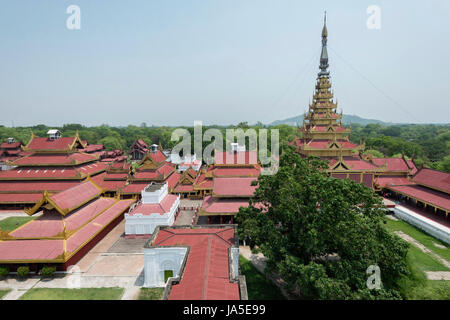 Nachbildung des Palastes von Mandalay ist für pädagogische Zwecke für Einheimische und Touristen über die letzte königliche Hauptstadt von Myanmar hergestellt. Stockfoto