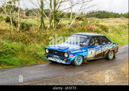 Klassische Ford Escort verhandelt einen Knick in der 2015-Fastnet-Rallye in der Nähe von Ballydehob, West Cork, Irland mit Textfreiraum. Stockfoto