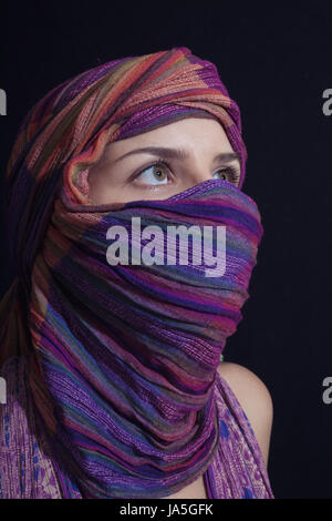 Porträt einer schönen jungen Frau, die einen Hijab zu tragen. Arabeske Damenbekleidung Stockfoto
