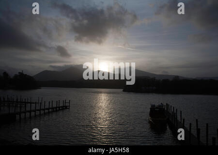 Ein Blick über Derwent Water in Richtung Causey Hecht und Grisedale Pike Grasmoor und Hopegill Head in der Nähe von Keswick The Lake District Cumbria England Stockfoto