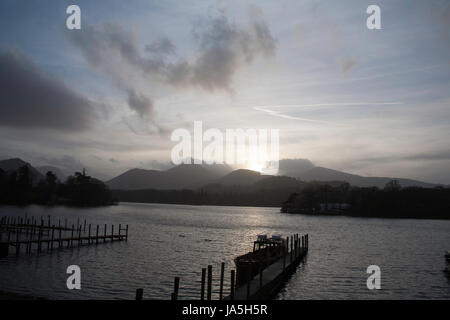 Ein Blick über Derwent Water in Richtung Causey Hecht und Grisedale Pike Grasmoor und Hopegill Head in der Nähe von Keswick The Lake District Cumbria England Stockfoto