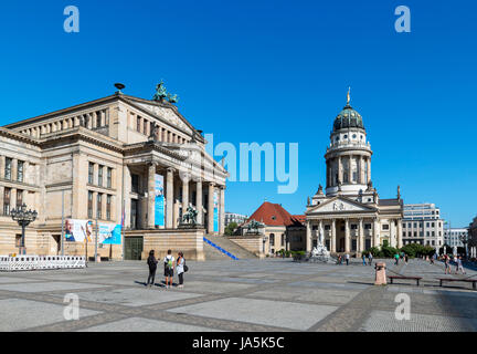 Der Gendarmenmarkt mit dem Franzosischer Dom auf der rechten Seite und Konzerthaus auf dem linken, Friedrichstadt District, Berlin, Deutschland Stockfoto