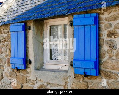 Ferienhaus-Fenster, kleine, weiße Rahmen trimmen, blaue Fensterläden, Steinmauern, Île de Batz, Frankreich Stockfoto