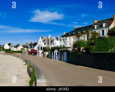 Linie der farbenfrohen Cottages entlang der Fahrspur auf der Insel Batz, Île de Batz, Frankreich, abseits der nordwestlichen Ecke der Bretagne. Stockfoto