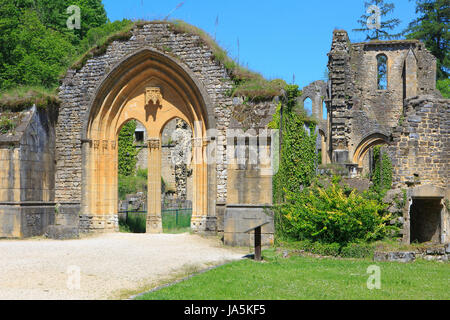 Haupteingang der mittelalterlichen gotischen Kathedrale von Orval Abbey in Villers-Devant-Orval, Belgien Stockfoto