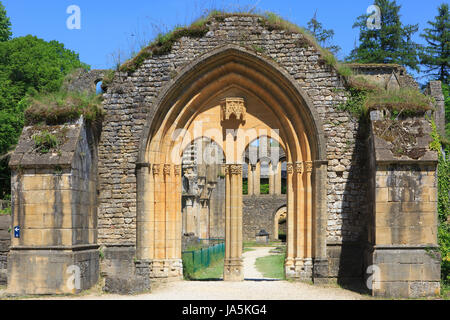 Haupteingang der mittelalterlichen gotischen Kathedrale von Orval Abbey in Villers-Devant-Orval, Belgien Stockfoto