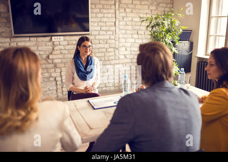 Junge weibliche auf Job-Interview mit Kommission Stockfoto