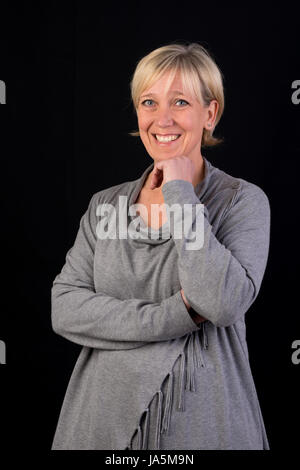 Schöne Reife Europäerin im grauen Kleid, nachdenklich, glücklich Stockfoto
