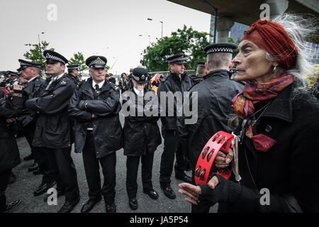 Die Arme Fair stoppen. Anti-kriegs-Protest außerhalb Excel Centre in East London, UK. Stockfoto