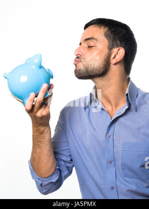 Hübscher junger Mann mit Bart küssen Sparschwein isoliert auf weißem Hintergrund Stockfoto