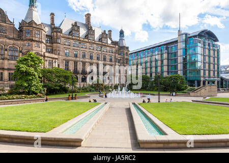 Die "Peace Gardens, Sheffield City Centre, mit Sheffield Rathaus auf der linken und dem Mercure Hotel auf der rechten Seite, Sheffield, England, Großbritannien Stockfoto