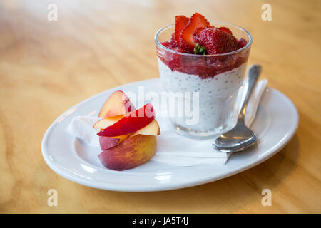 Chia Samen Milchreis mit Obst - Pfirsiche, Erdbeeren (Neuseeland) Stockfoto