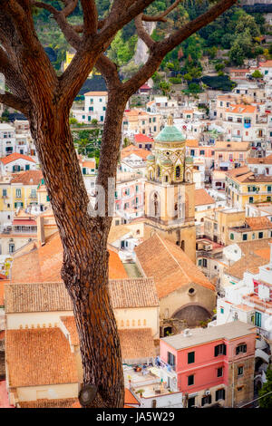 Detailansicht Stadtbild von Picteresque schöne bunte Häuser in Amalfi, Italien, Europa Stockfoto