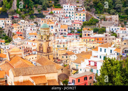 Detailansicht Stadtbild von Picteresque schöne bunte Häuser in Amalfi, Italien, Europa Stockfoto