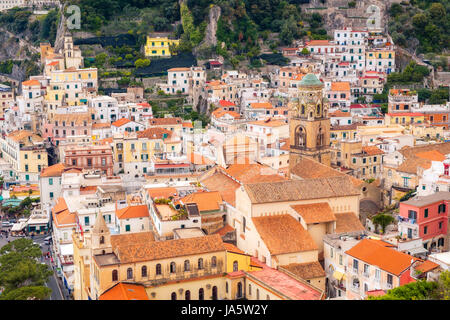 Detailansicht Stadtbild von Picteresque schöne bunte Häuser in Amalfi, Italien, Europa Stockfoto