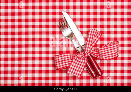 Messer und Gabel mit rot karierten Bändern Stockfoto