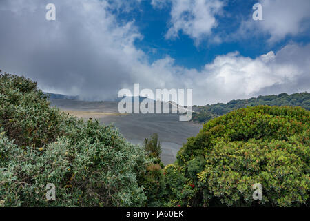 Irazu Vulkankrater und Aussichtspunkt in Costa Rica mit Nebel, Ansicht von oben Stockfoto